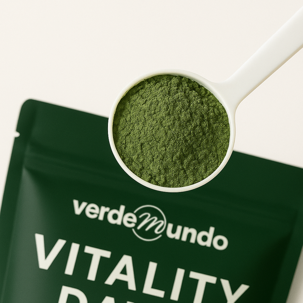 Green powder in a scoop with 'verdemundo' packaging on a white background
